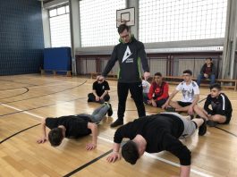Wer kann mehr Liegestütz? Herr Grimms Schüler in Aktion