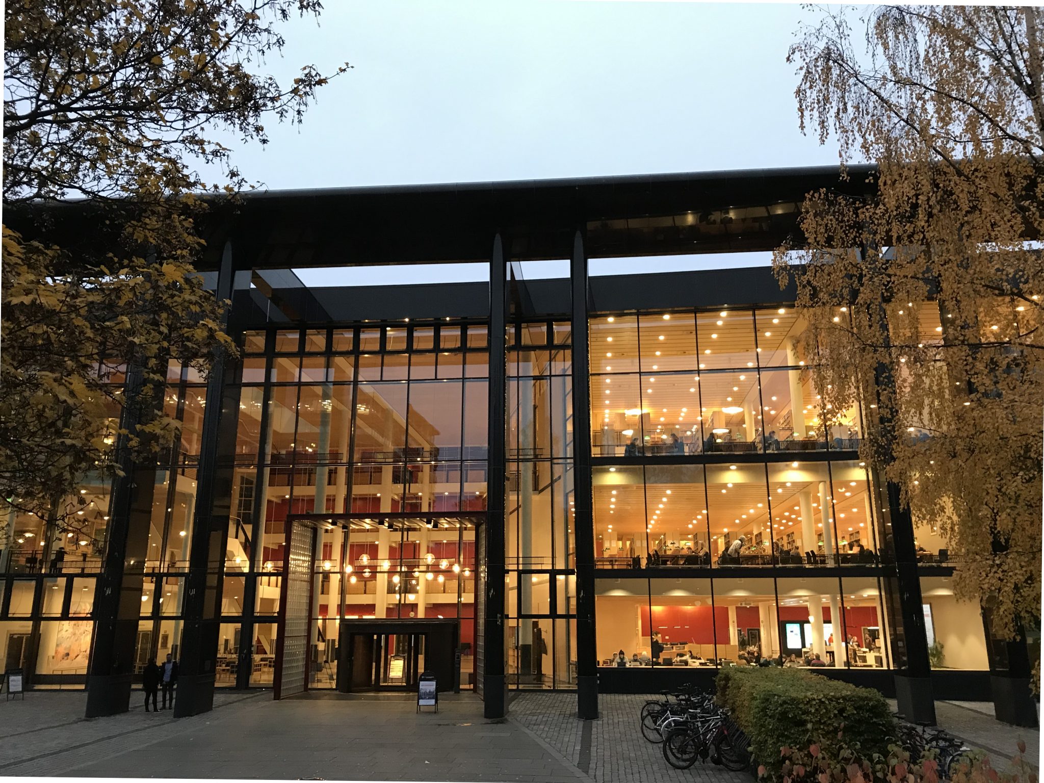 Blick auf dein Eingang zur Bibliothek an der Universität Oslo. Foto: Lena Fiedler