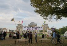 Blick aus dem Klimacamp von Extinction Rebellion auf den Reichstag in Berlin. Rund eine Woche haben Klimaaktivisten aus ganz Deutschland hier kampiert, debattiert und eine Bürger*innenversammlung simuliert. Foto: Cosima Kopp