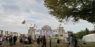 Blick aus dem Klimacamp von Extinction Rebellion auf den Reichstag in Berlin. Rund eine Woche haben Klimaaktivisten aus ganz Deutschland hier kampiert, debattiert und eine Bürger*innenversammlung simuliert. Foto: Cosima Kopp