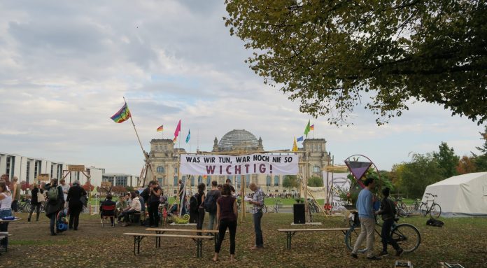 Blick aus dem Klimacamp von Extinction Rebellion auf den Reichstag in Berlin. Rund eine Woche haben Klimaaktivisten aus ganz Deutschland hier kampiert, debattiert und eine Bürger*innenversammlung simuliert. Foto: Cosima Kopp