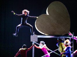 Springen für den Chef: Herzstück am Gorki-Theater. © Ute Langkafel MAIFOTO