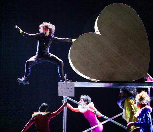 Springen für den Chef: Herzstück am Gorki-Theater. © Ute Langkafel MAIFOTO