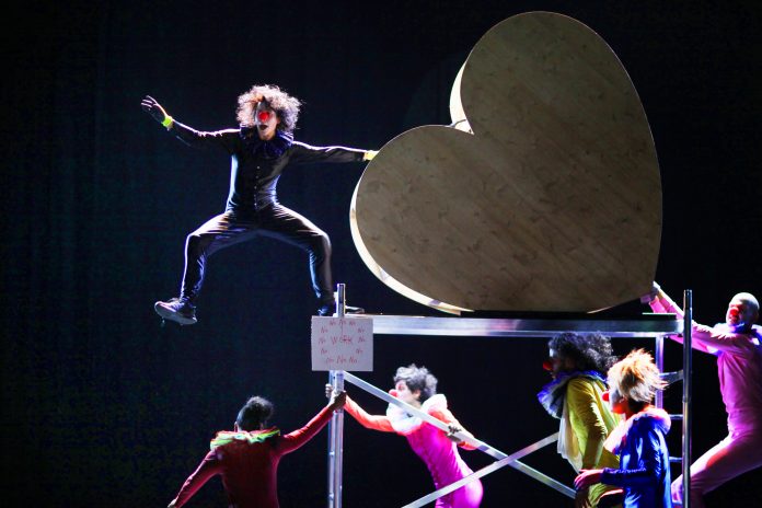 Springen für den Chef: Herzstück am Gorki-Theater. © Ute Langkafel MAIFOTO