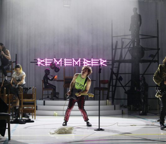 Der Vater ist das Schicksal für den Sohn: „In my room“ am Gorki Theater Berlin © Ute Langkafel MAIFOTO