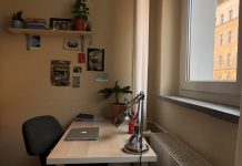 Blick auf den Schreibtisch. Foto: Katharina Heflik