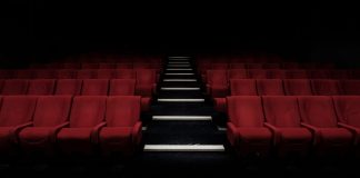 Kinos sind derzeit geschlossen. Die Leinwände und Sitze bleiben wegen der Corona-Pandemie leer. (Symbolfoto) Foto: Felix Mooneeram/Unsplash