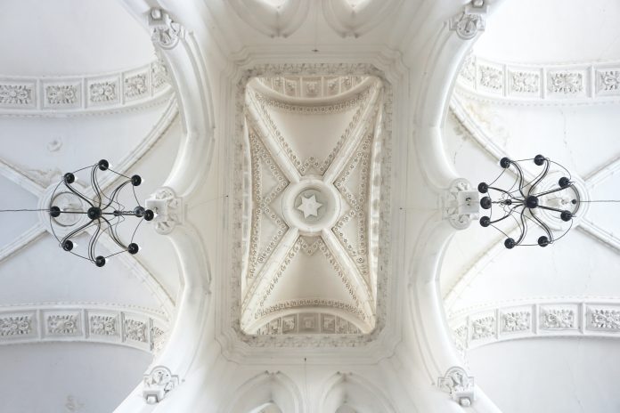 Unorthodox Symbol Unorthodox ist ein authentisches Porträt einer ultra-orthodox jüdischen Gemeinschaft. Foto: Victoria Strukovskaya/unsplash