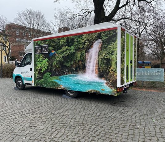 Schon von außen soll das Duschmobil einen Vorgeschmack liefern. Foto: Jacqueline Kraushaar