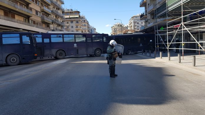 Polizeibeamter vor Strassensperre