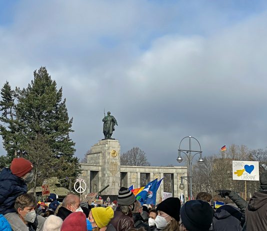 Anti-Kriegsdemonstration auf der Straße des 17. Juni im Tiergarten im Februar 2022