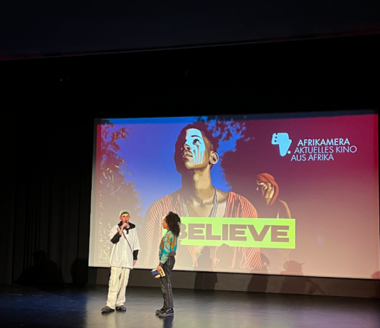 Samtsessel, Neonlicht, Sudan-Afrikamera 2024: „BELIEVE“