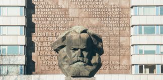 Performative Linke – Würde Karl Marx heute Matcha trinken und Labubus kaufen?