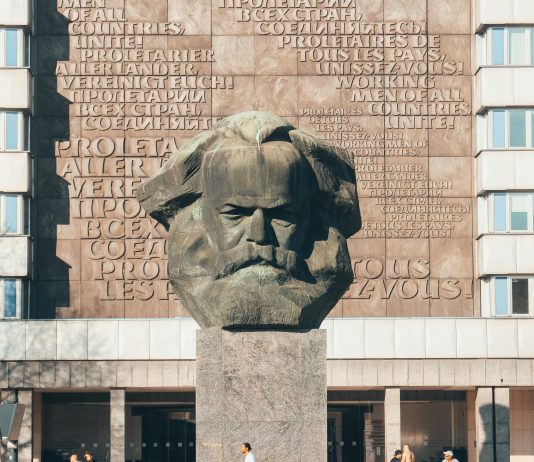 Performative Linke – Würde Karl Marx heute Matcha trinken und Labubus kaufen?