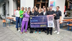 Queerhome* Team mit einem Banner Qeere Wohnungsnot beenden Jetzt!