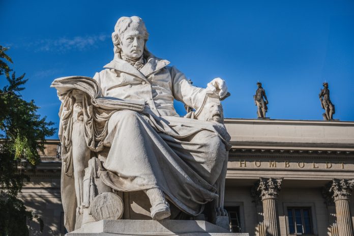 Das Denkmal von Wilhelm von Humboldt vor dem Hauptgebädue der Humboldt-Universität zu Berlin