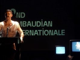 Uchronia Filmkritik: Queeres Referenz-Feuerwerk mit Kultpotenzial