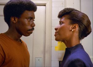 Klassengegensätze: Pierce und seine Schwägerin aus der Mittelschicht